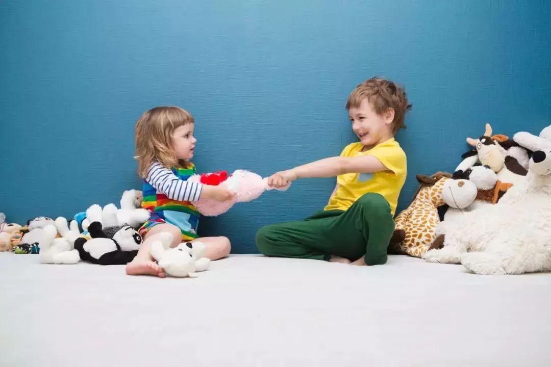 小孩在学校里打架老师不管,日本小朋友在学校打架