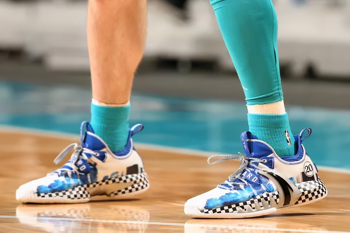 莫兰特上脚kobe4橙色,莫兰特上脚过的kobe球鞋