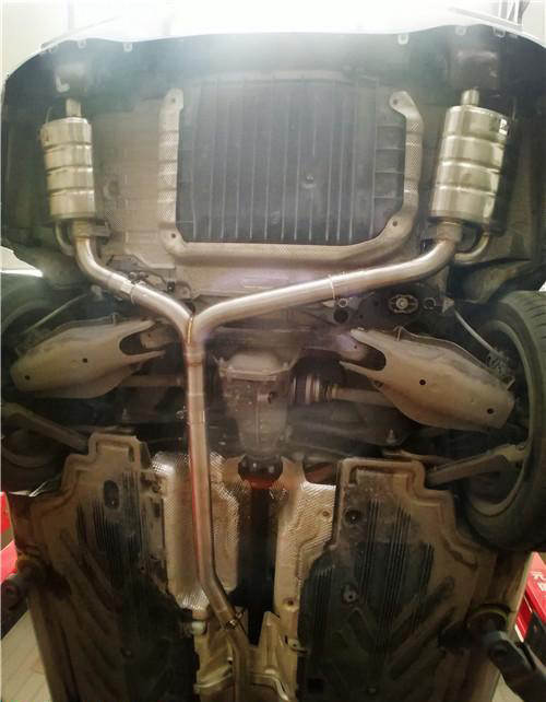 奔驰c级加赛车尾翼,奔驰c级车配空气悬挂