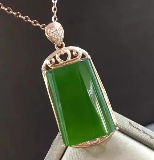 刘晓庆戴翡翠平安扣,刘晓庆帝王绿无事牌