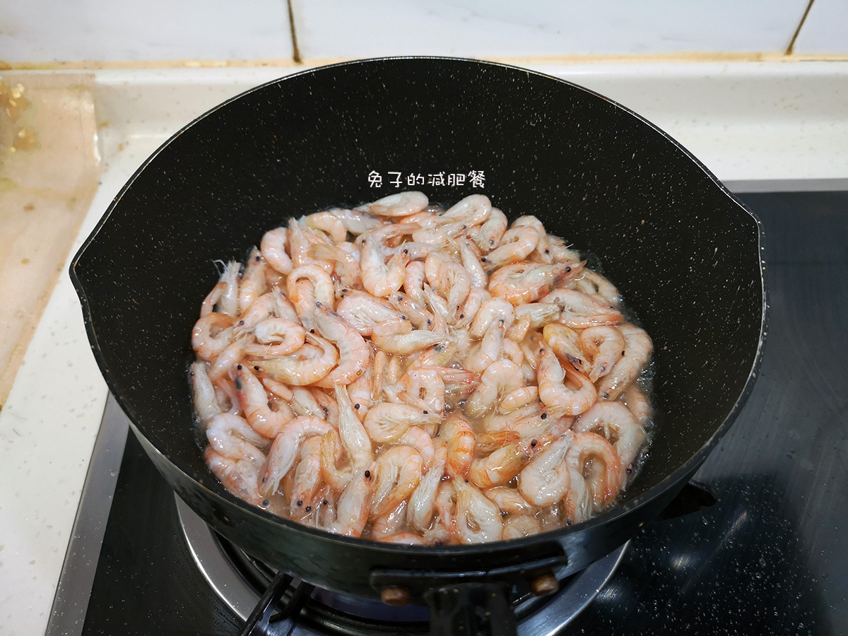 春天的紫根韭菜好吃不贵，和小虾炒一炒，比带鱼鲜，老爸的下酒菜