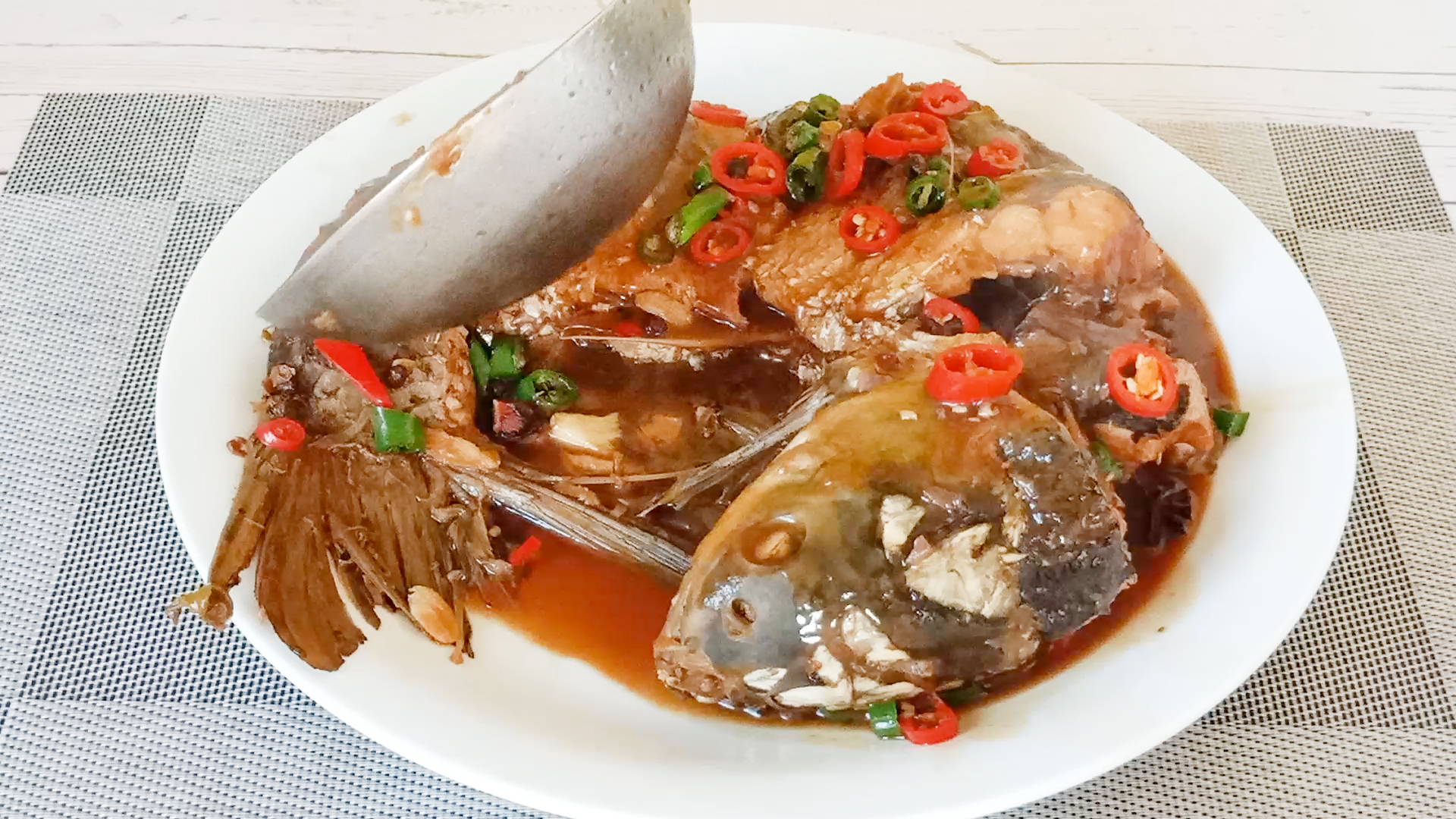 炖鱼一般用什么鱼好吃,不论炖什么鱼最忌放这2种调料