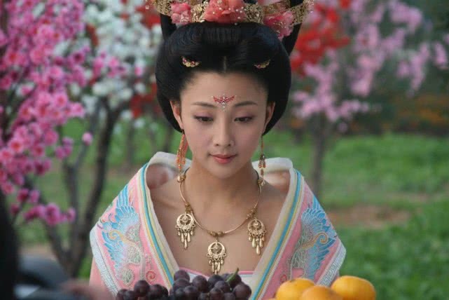 杨贵妃的亲姐姐，做着女人天生就喜欢的副业，一次收费几十万钱