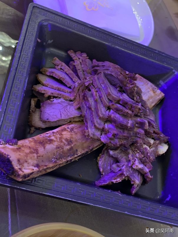 土豪请客吃饭300元,土豪一桌宴席500万