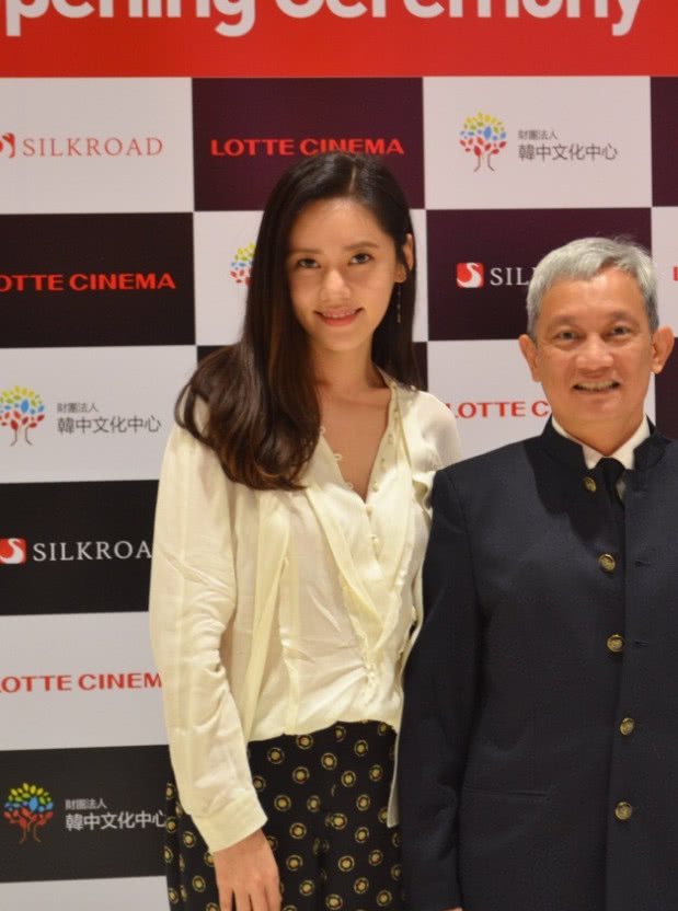 “品如”的裤子真美，像粘99只萤火虫，难怪别人爱穿她的衣服！