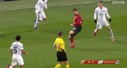 博格巴曼联被踢,博格巴跑动中差点摔倒