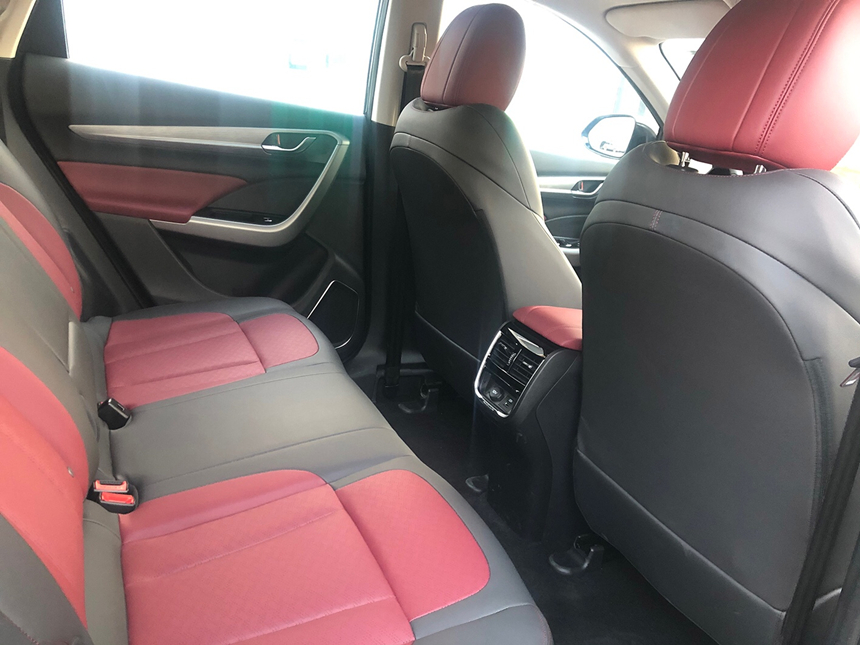 风神ax7pro,东风风神ax7pro银灰色