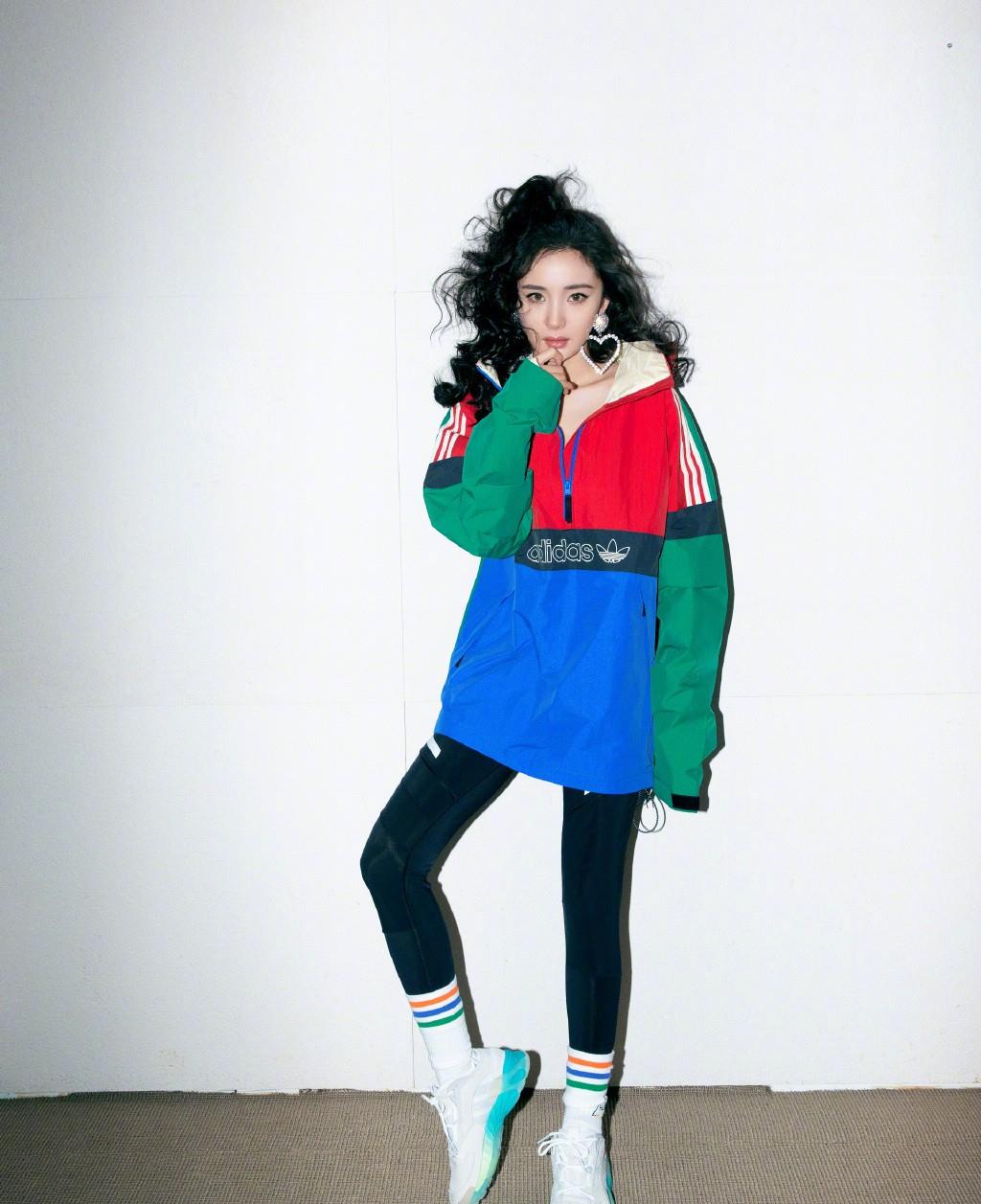 baby穿阔版西装秀蛮腰,baby黑西装造型气场全开