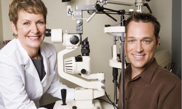 近视怎样选合适自己的镜片,怎样选择适合自己的近视眼镜