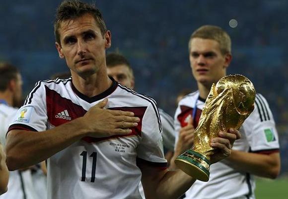 足球巴神经典进球,足坛名场面巴神思考人生