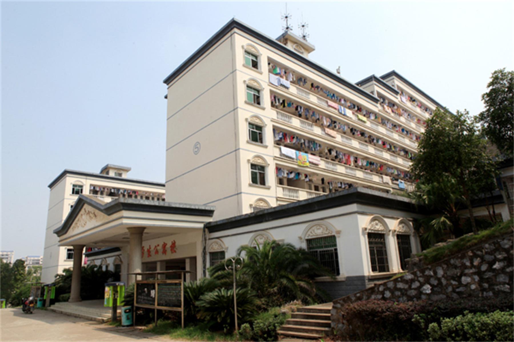 百年职业技术学院在哪里,百年职校的创始人