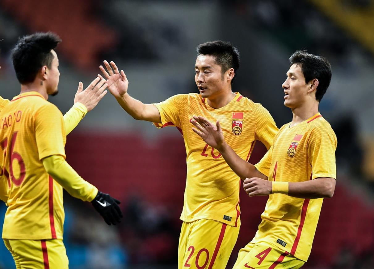 国足尽显王者风范难掩颓势名场面,国足1-2负中国香港男足