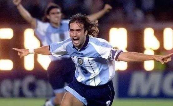 在梅西之前的球王是谁,在梅西之前的球星