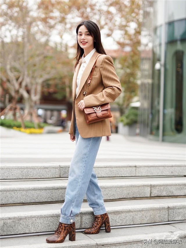 修身款小西装搭配什么裤子好看,短款小西装怎么搭配好看又时尚