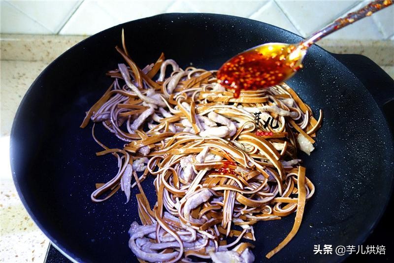 豆腐干炒肉怎么炒好吃又简单,胡萝卜芹菜豆腐干炒肉怎么做好吃