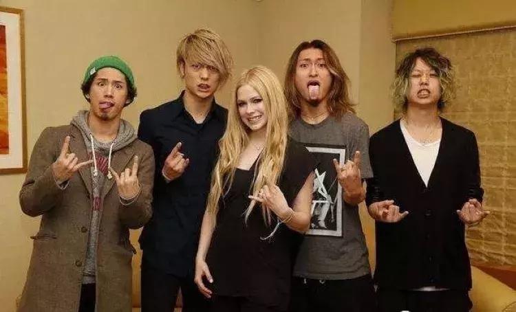 他们号称‘日版*月天五**‘人气爆棚曾吸引艾薇儿合作你听过吗？