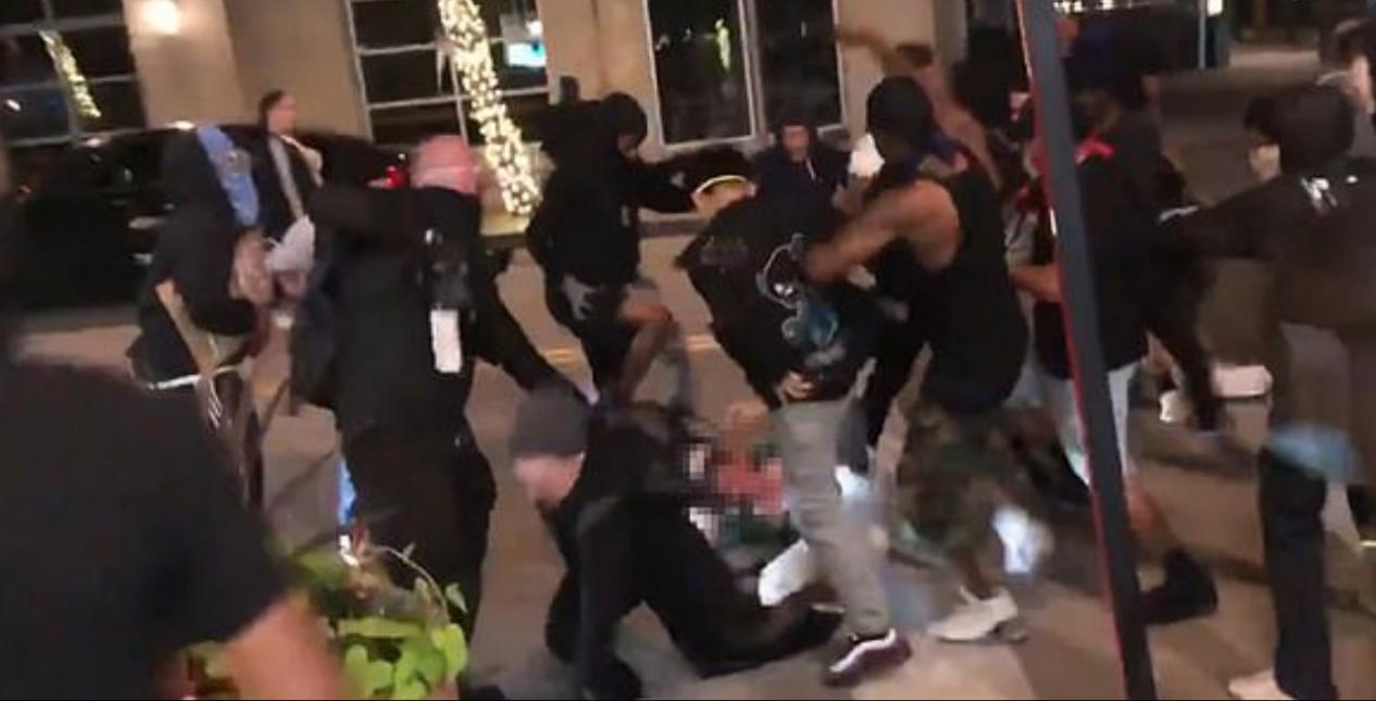 美国店主持宝剑保卫店铺，却遭暴徒*攻围**，被打趴在街头