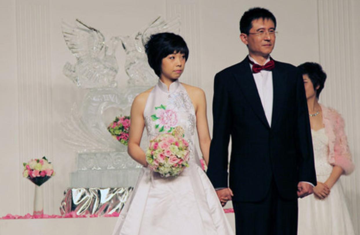 10位嫁给老大叔的女星,嫁给大爷的8位女星