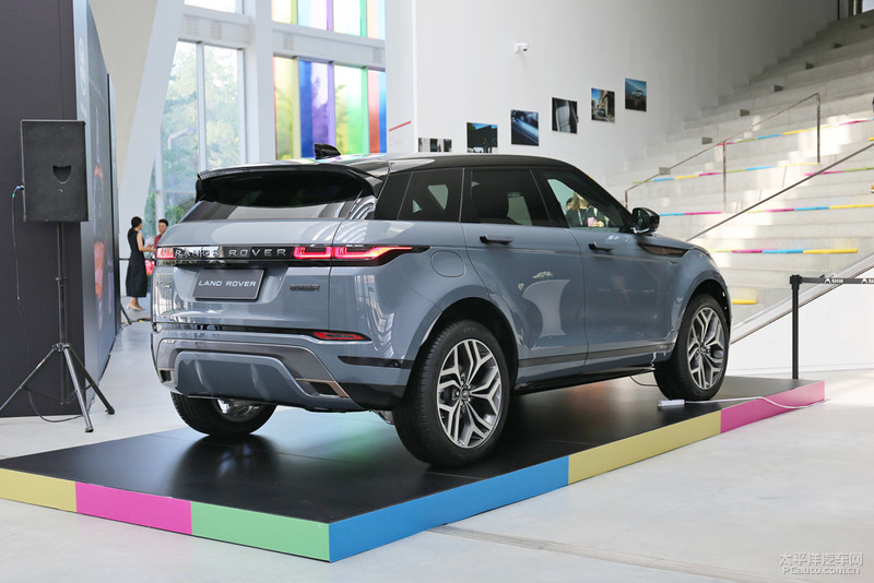 路虎揽胜极光对比同级别bba质量,路虎揽胜极光新一代测评视频