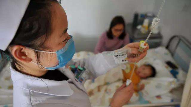 妈妈发现三岁女儿来例假,妈妈发现三岁女儿来月经