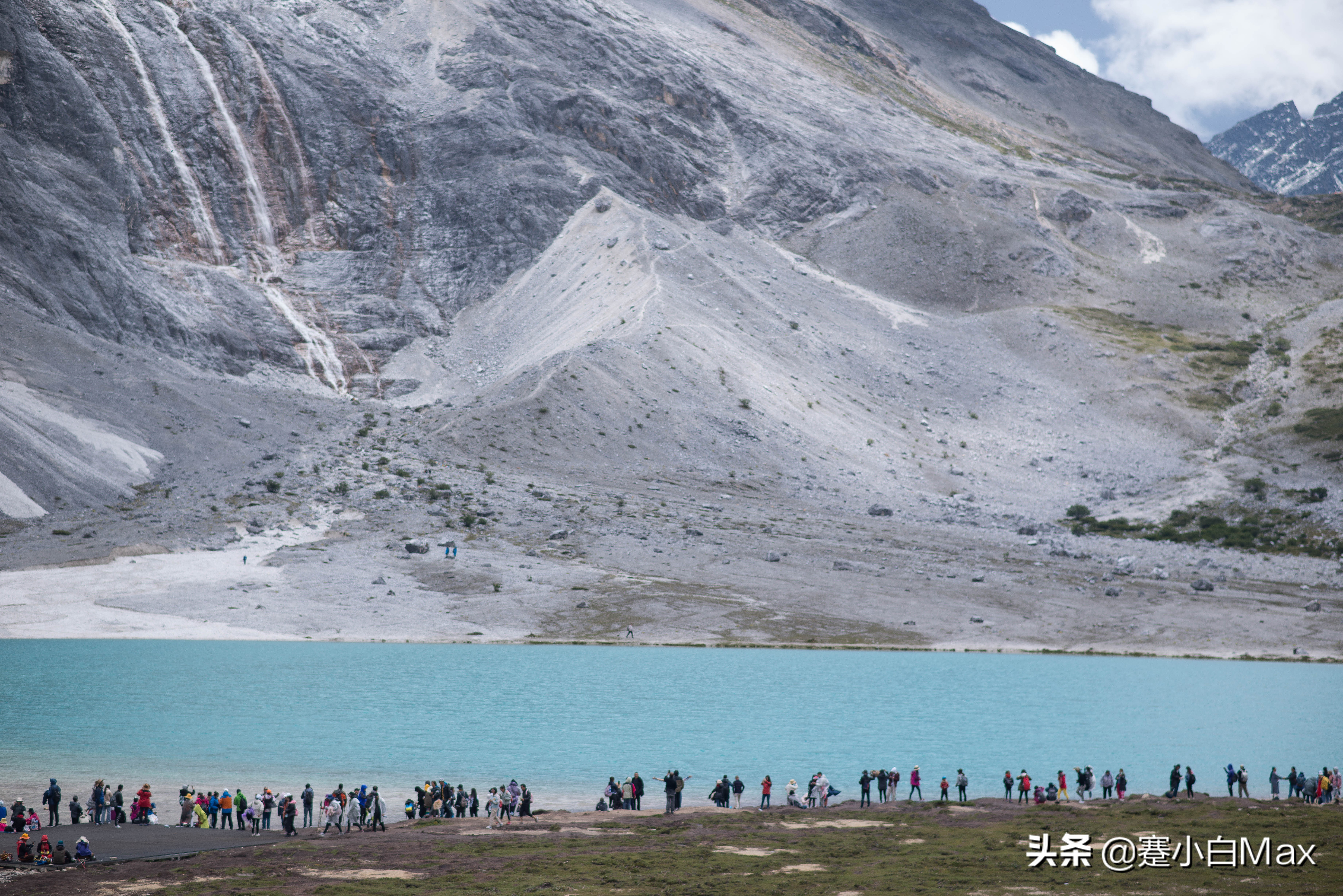 稻城亚丁的文章是谁写的,关于稻城亚丁的一本小说