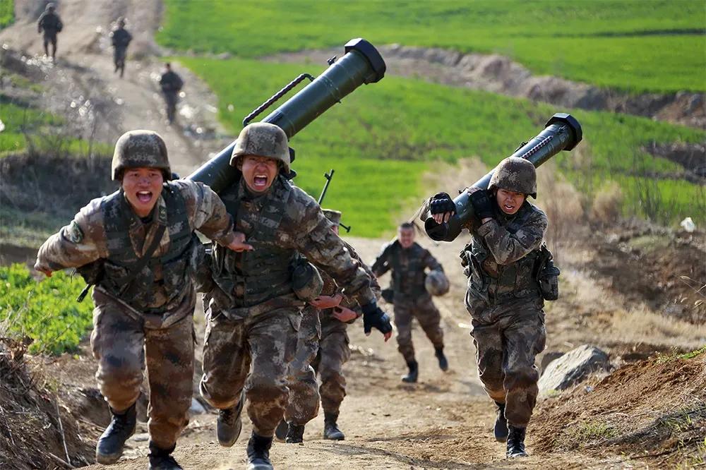 弘扬雷锋精神争当时代楷模,王杰两不怕战斗精神事迹视频