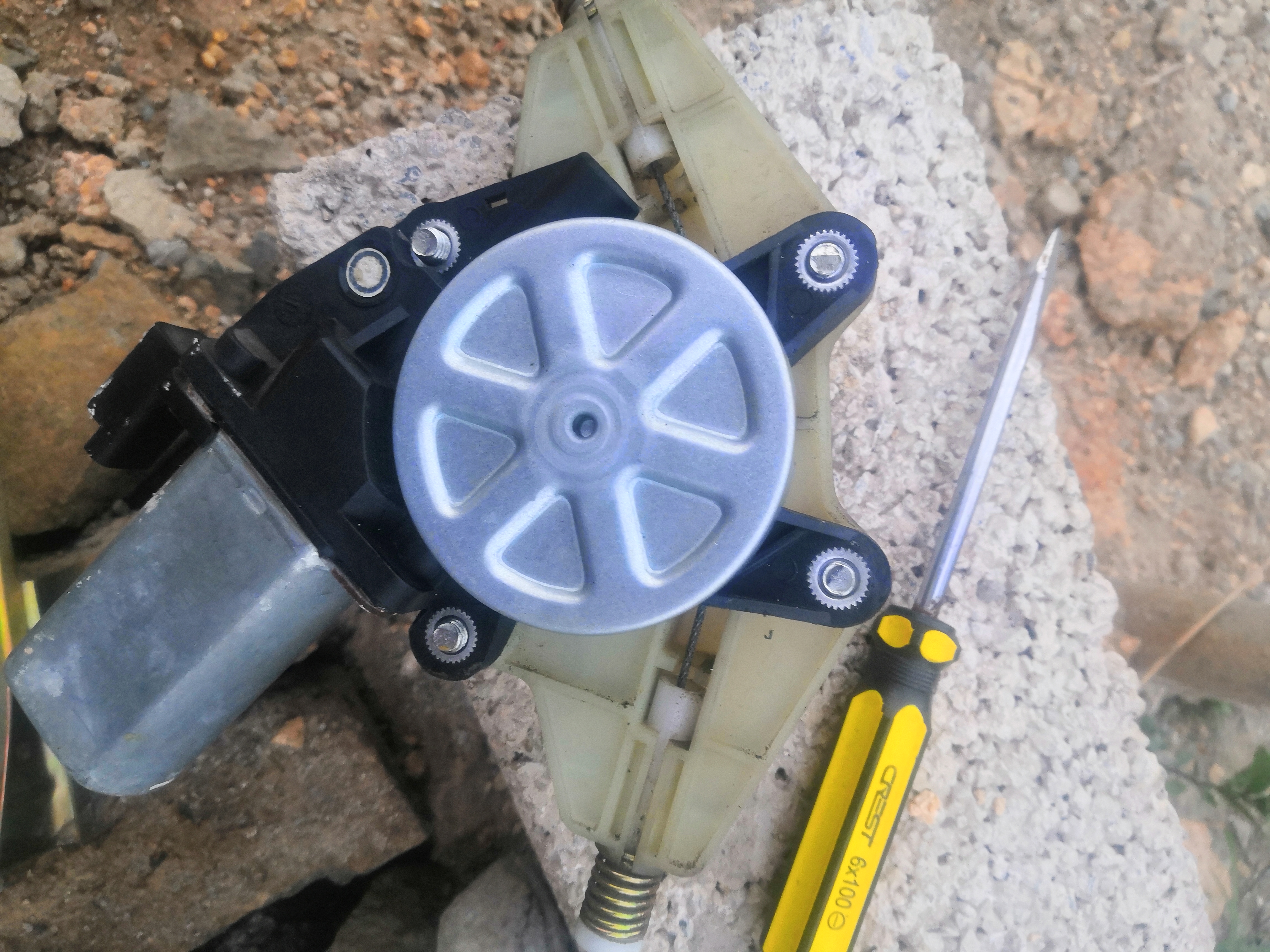 车窗下降有异响升窗没问题,车窗升到顶部吱吱响