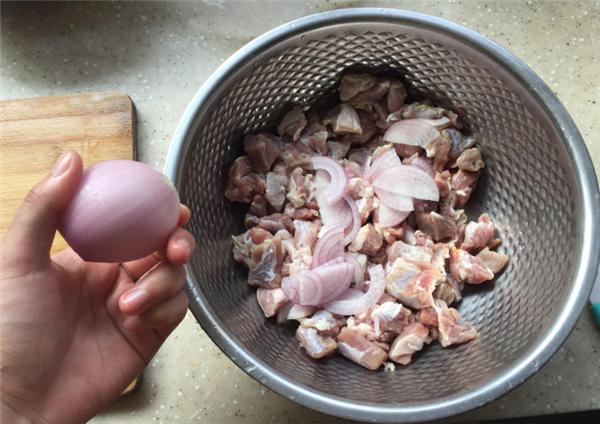 烤羊肉串怎么烤又脆又嫩,烤羊肉串到底先刷不刷油