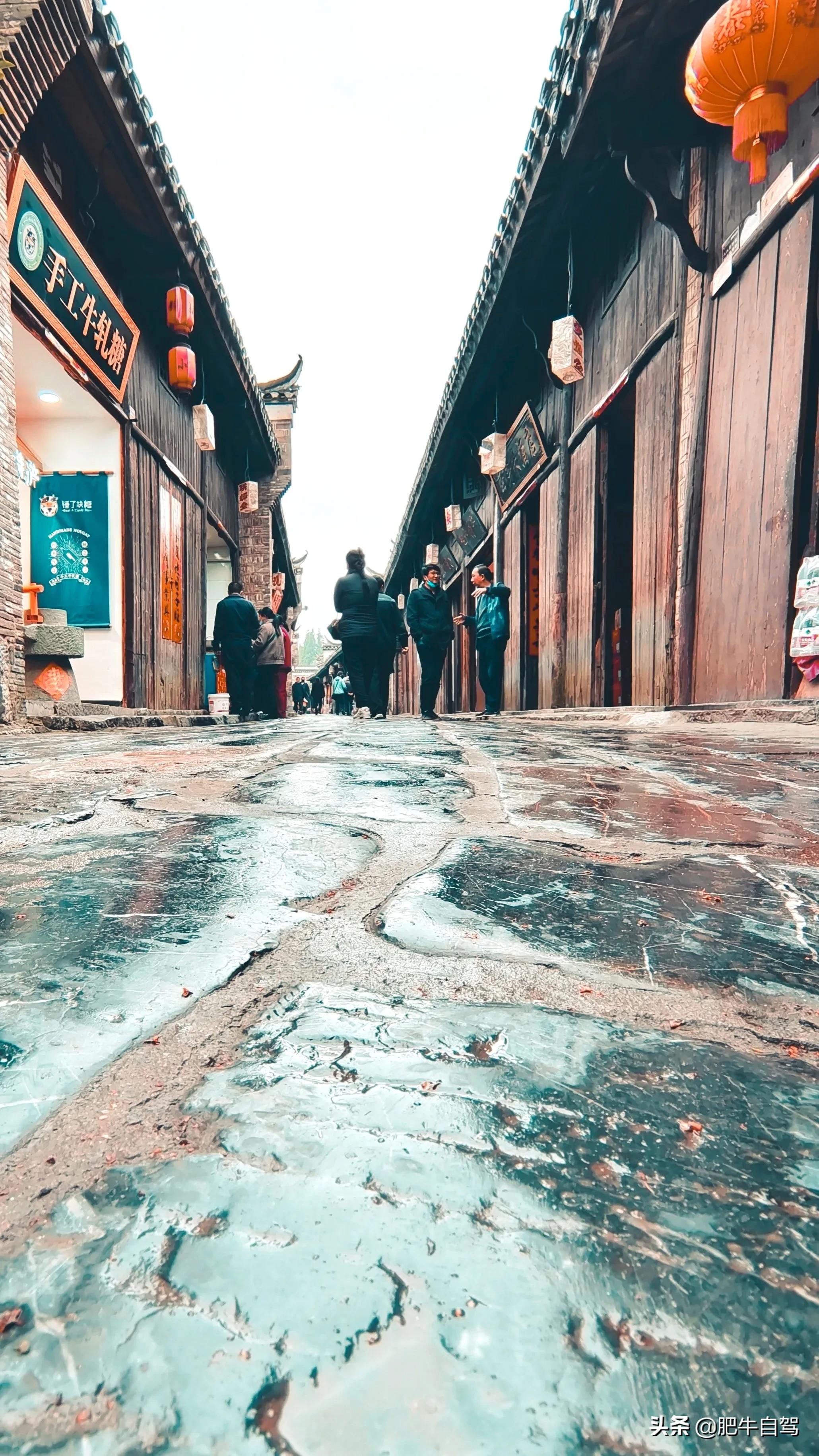 这古镇既有江南的小桥流水,更有原味的古色古香,它就是三河古镇