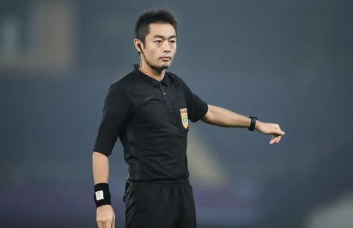 名哨金京元被殴打,金京元被球员殴打视频