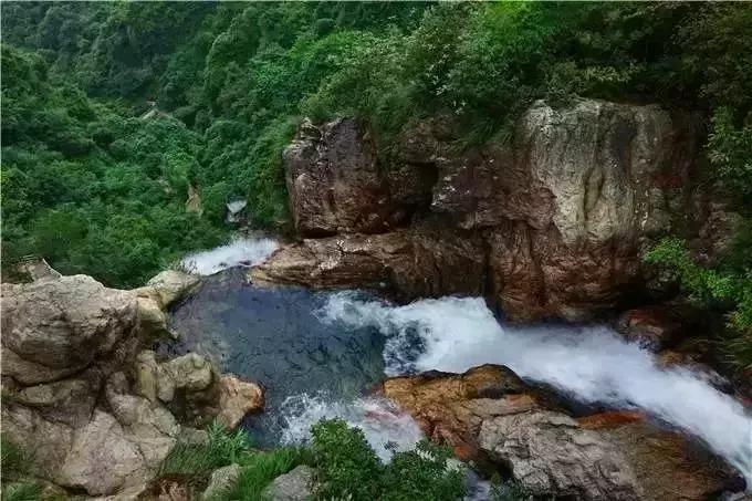 清远这座糖果色湖景汤泉别墅，私藏气派大瀑布和绝美草原！！