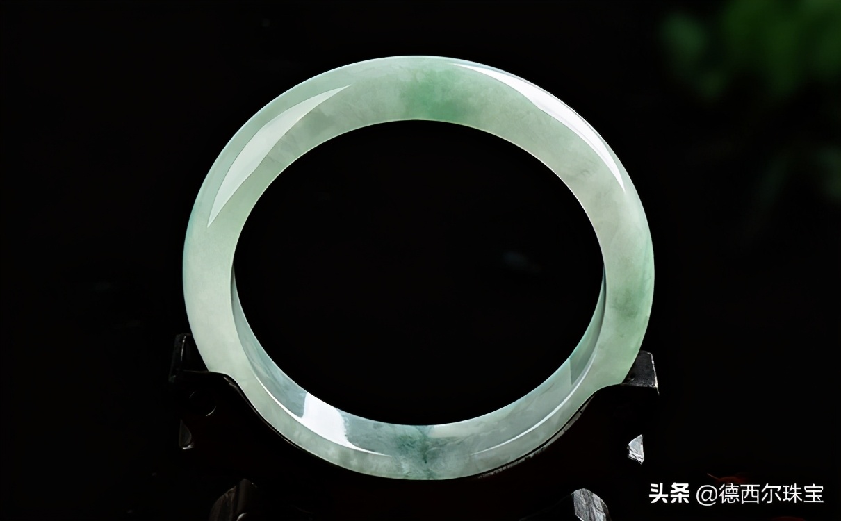 玉手镯戴不进一招教你轻松戴手镯,玉手镯戴久没有光泽感是怎么回事