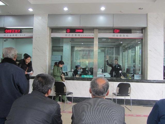 银行定期存款利率越来越低怎么办,银行定期存款注意事项和不足