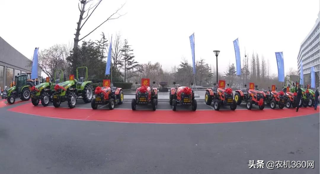 现场预收1.36亿元！经销商为啥这么信赖萨丁重工？