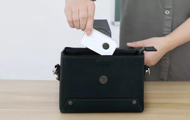 使用手机检测房间内针孔摄像头,男子住房发现针孔摄像头