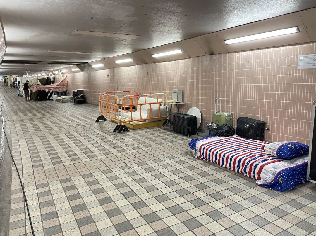 住在香港的地下通道里,香港地下通道住宿视频