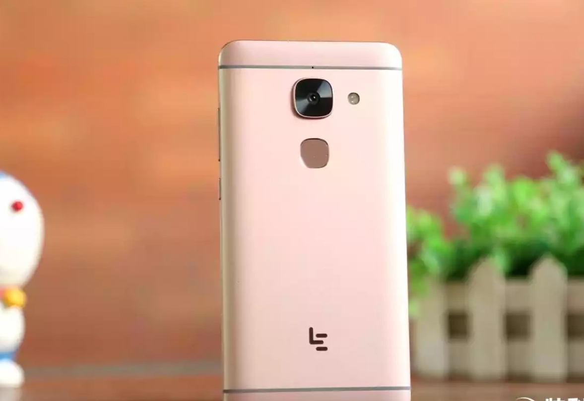 乐视手机沉浮记，三年前就在千元标配快充，比苹果更早取消耳机孔