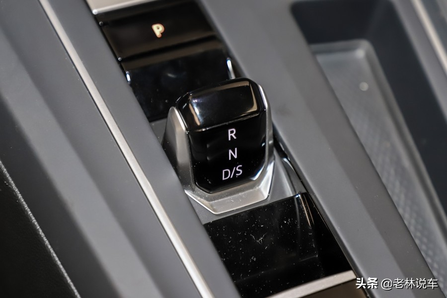 内饰沿袭老款车型设计,内饰变化