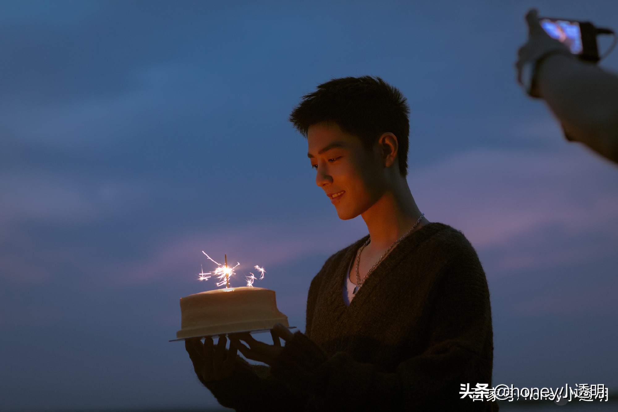 肖战“登”世界第一高楼！品牌斥资跨国直播，网友全程观看被震撼