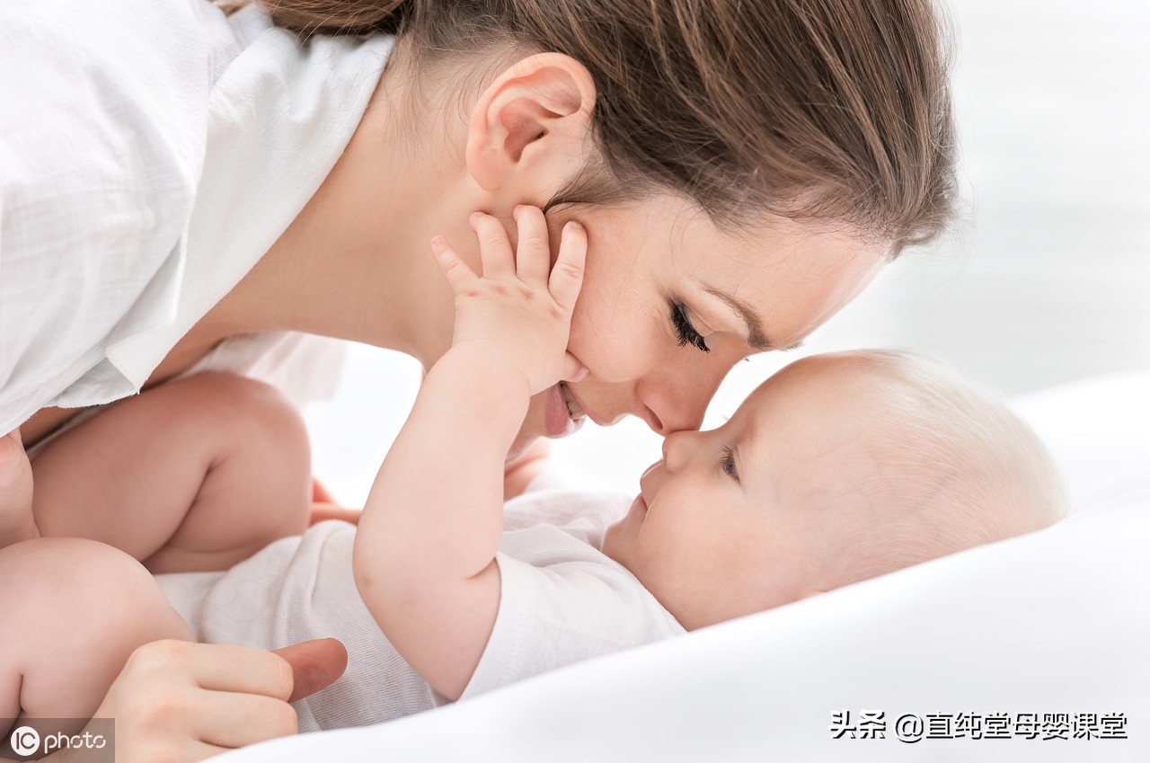 母乳喂养宝宝老是咬嘴,母乳喂养的宝宝为什么喜欢咬内衣