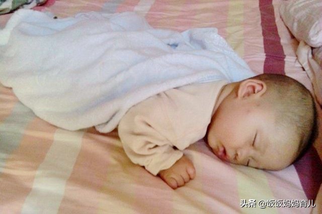 孩子爱趴着睡真的不正常吗,孩子很大了总是趴着斜身睡