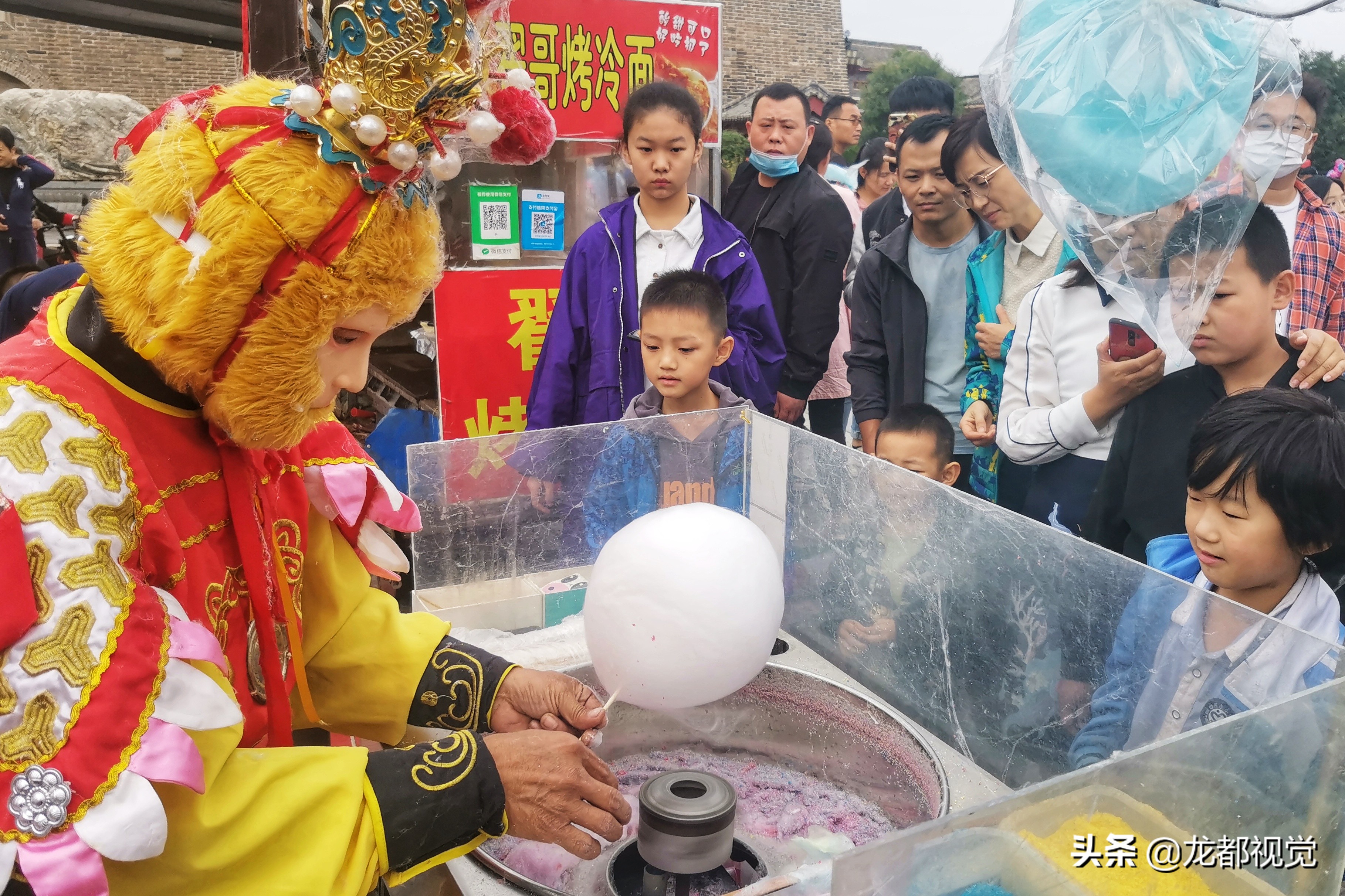 19岁摆摊小哥卖棉花糖,男子卖棉花糖