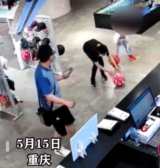重庆熊孩子玩球踢向镜子砸到自己,小男孩在店内玩球突然被镜子砸到