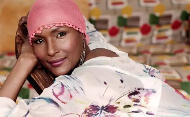 她4岁被*暴强**，5岁被割生殖器，13岁嫁60岁老头，22岁时惊艳世界