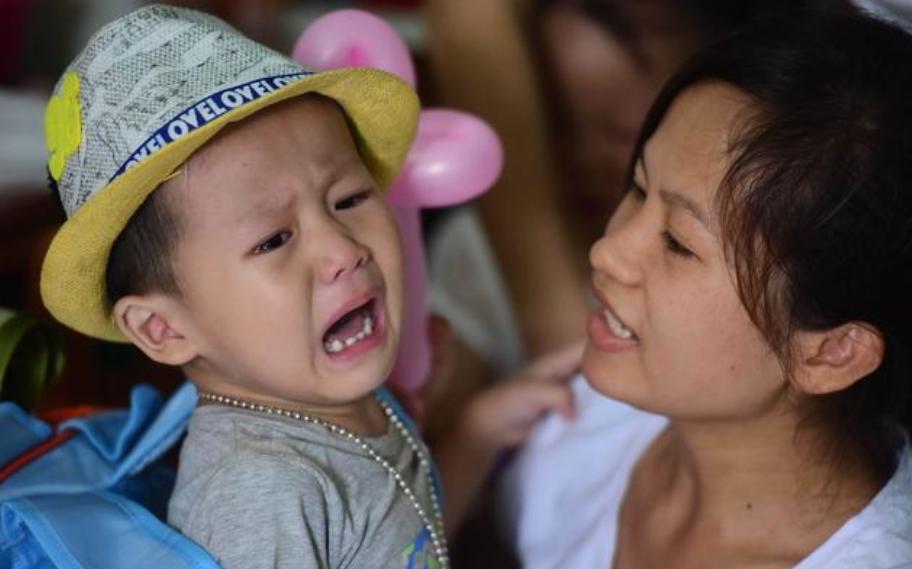 4岁孩子不想去幼儿园该打骂么,孩子哭着说不上一年级要怎么引导