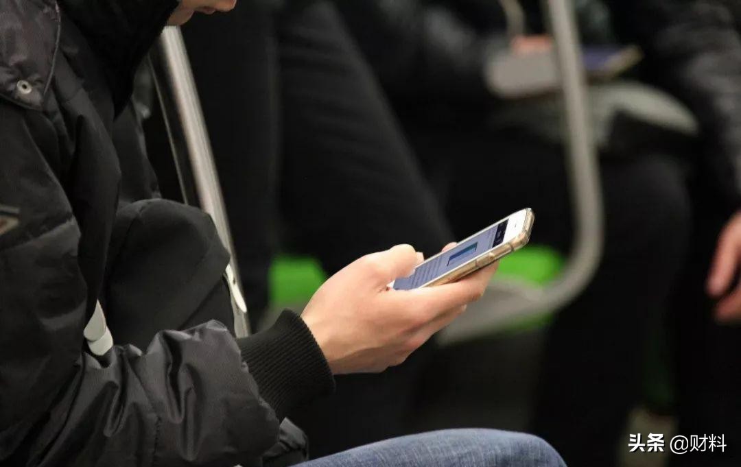 美国人买一台iPhone13,只需工作7.5天,中国人要工作多少天呢?