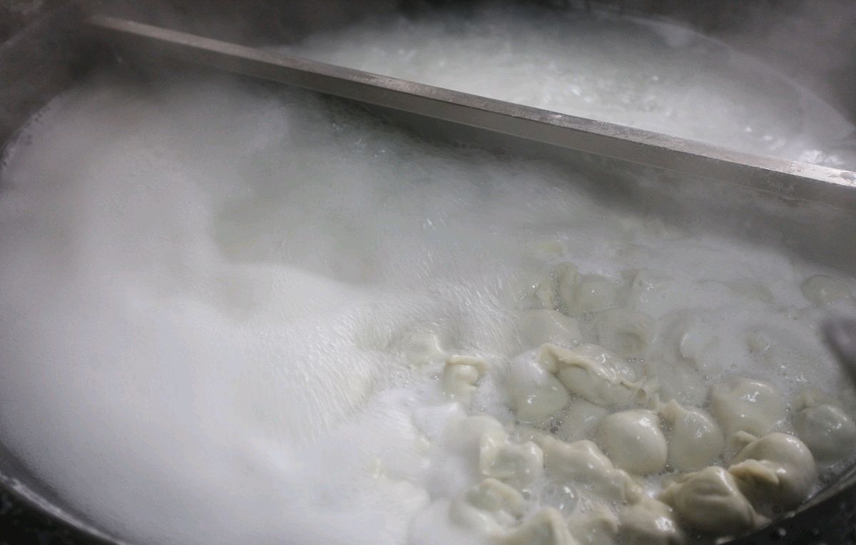 煮饺子加三次冷水的做法,凉水煮饺子还是热水煮冻饺子