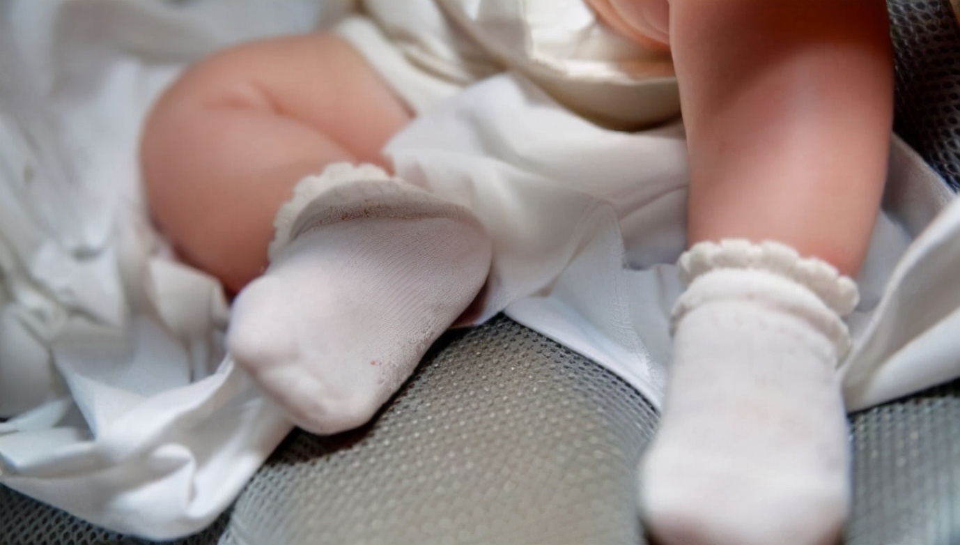 宝宝一尿就疼哭怎么办,女宝宝一尿就哭怎么回事