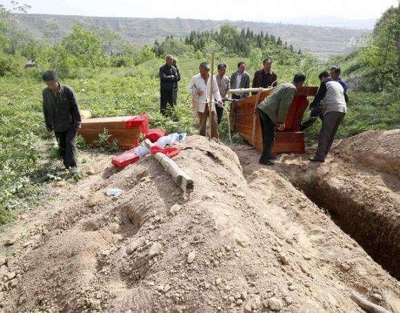 女子死后1年多却在棺材里产子,21岁女子溺亡家里有一岁的孩子