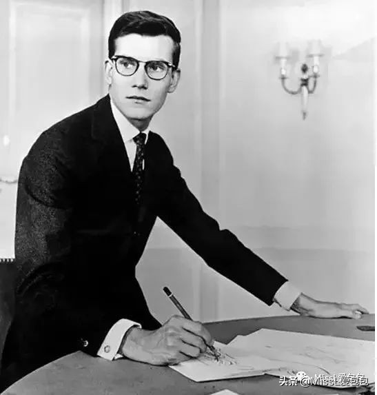 ysl圣罗兰最便宜的包多少钱,ysl圣罗兰化妆包红丝绒